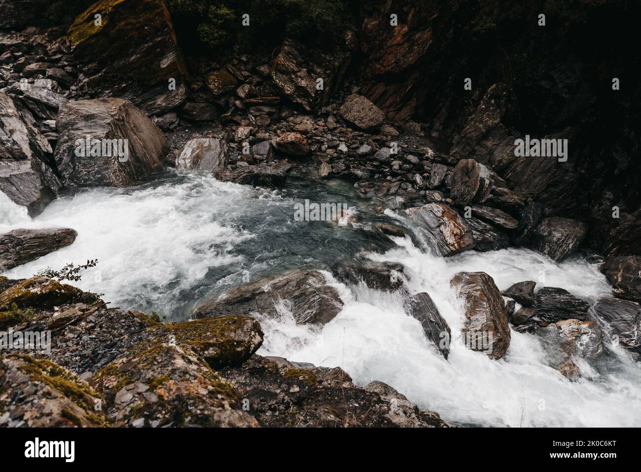 Un fiume stoney scorre attraverso una valle in Nuova Zelanda Foto Stock