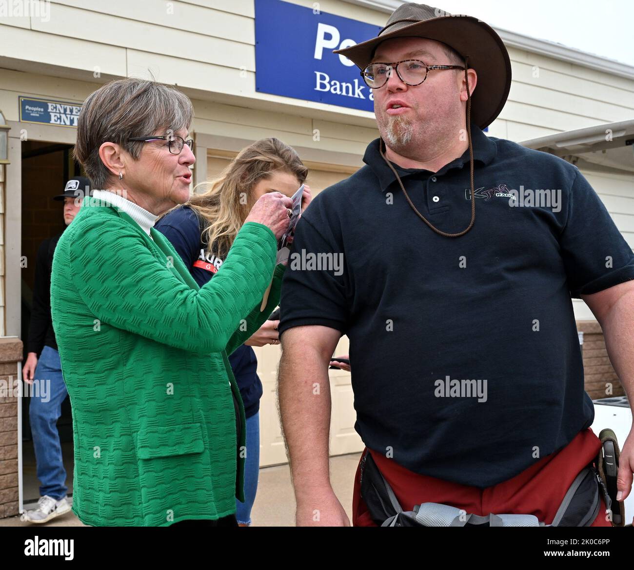 HUTCHINSON, KANSAS - SETTEMBRE 10. 2022 il governatore del Kansas Laura Kelly firma l'autografo per James Lowe dopo il dibattito sul gubernatorial con il suo avversario attuale procuratore generale del Kansas Derek Schmidt Foto Stock