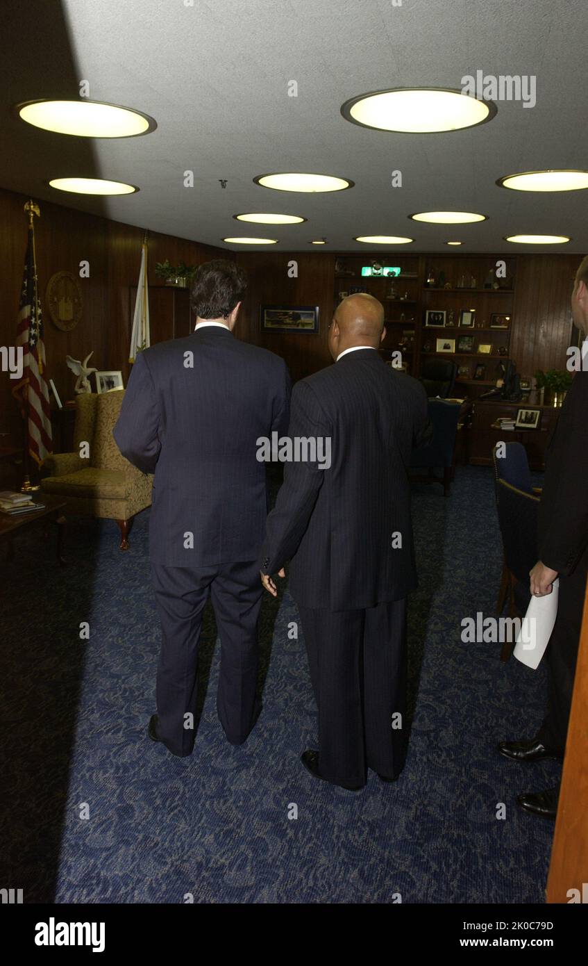 Il Segretario Alphonso Jackson con Jack Oliver. Il Segretario Alphonso Jackson con Jack Oliver Subject, il Segretario Alphonso Jackson riceve una visita alla sede HUD da Jack Oliver, avvocato del Missouri, stratega nazionale e statale del Partito Repubblicano. Foto Stock