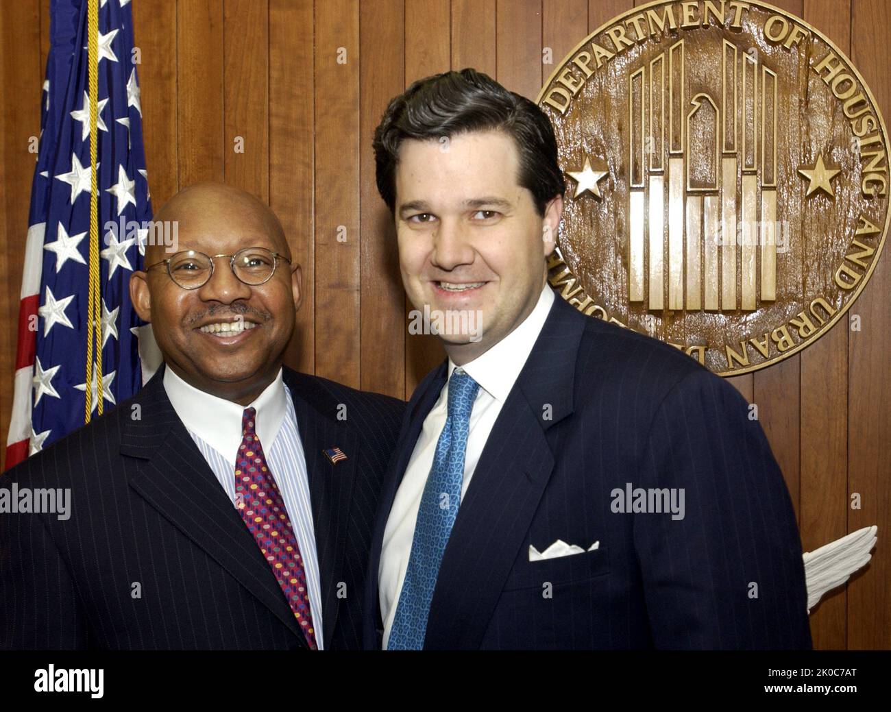 Il Segretario Alphonso Jackson con Jack Oliver. Il Segretario Alphonso Jackson con Jack Oliver Subject, il Segretario Alphonso Jackson riceve una visita alla sede HUD da Jack Oliver, avvocato del Missouri, stratega nazionale e statale del Partito Repubblicano. Foto Stock