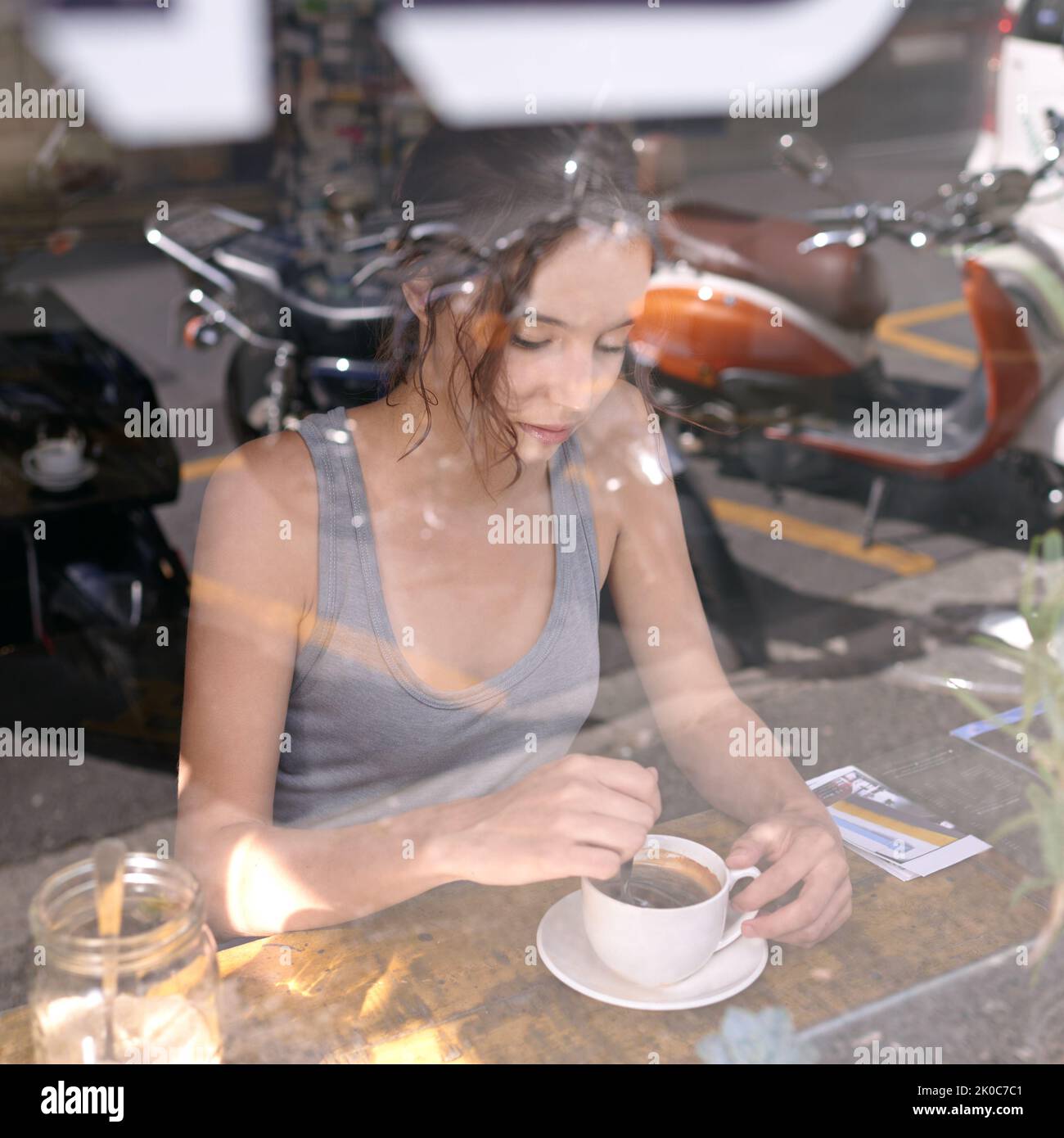 Tutto inizia con il caffè, una giovane donna che beve caffè in un bar. Foto Stock