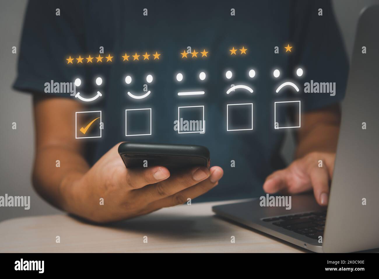 Sondaggio di feedback sulla soddisfazione della recensione del cliente.dare una valutazione molto soddisfatta con un'esperienza di servizio Smiley Face Icon sul concetto di applicazione online. Foto Stock