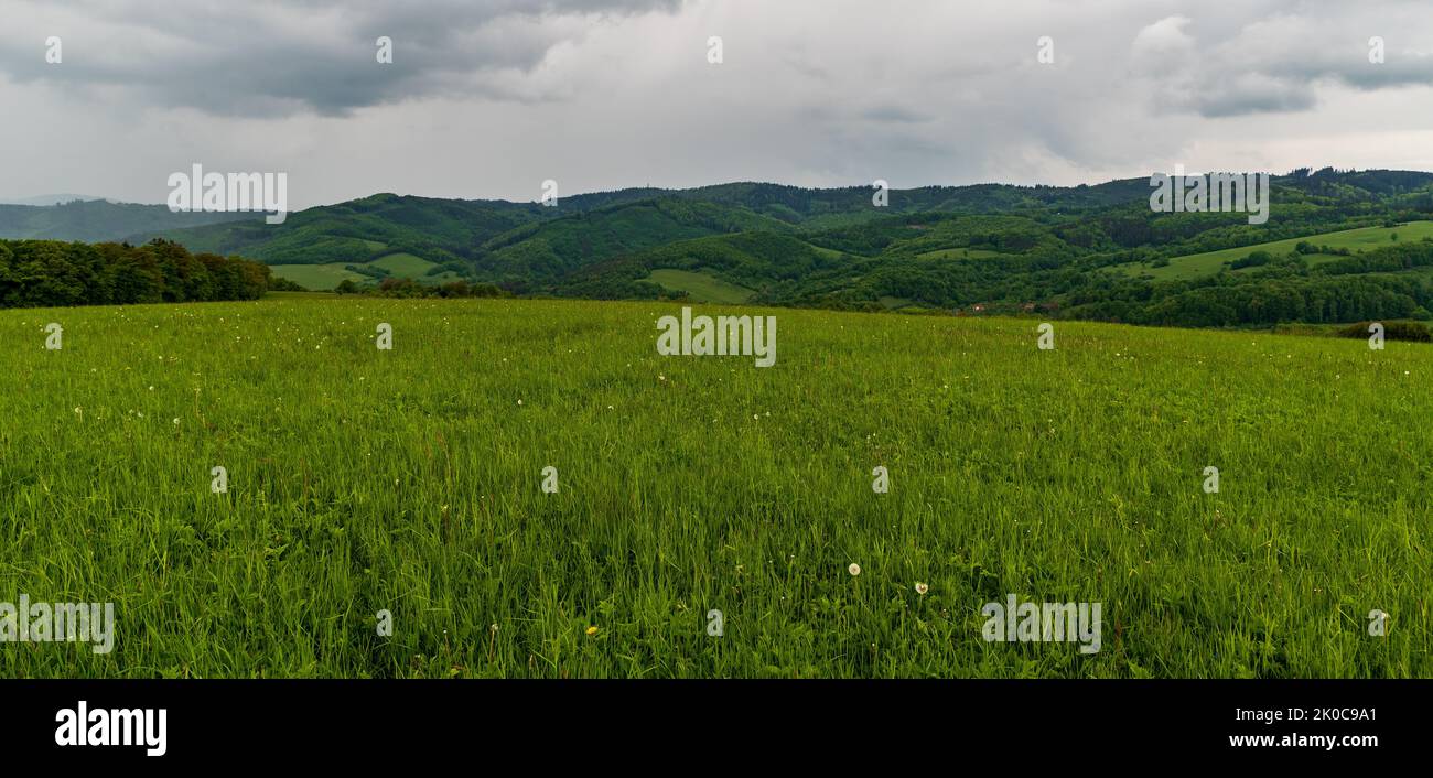 Primavera Bile Karpaty montagne sulla boderland ceco - slovacco - vista dal prato sulla collina di Horni Vysocka sopra il villaggio di Nedasova Lhota Foto Stock