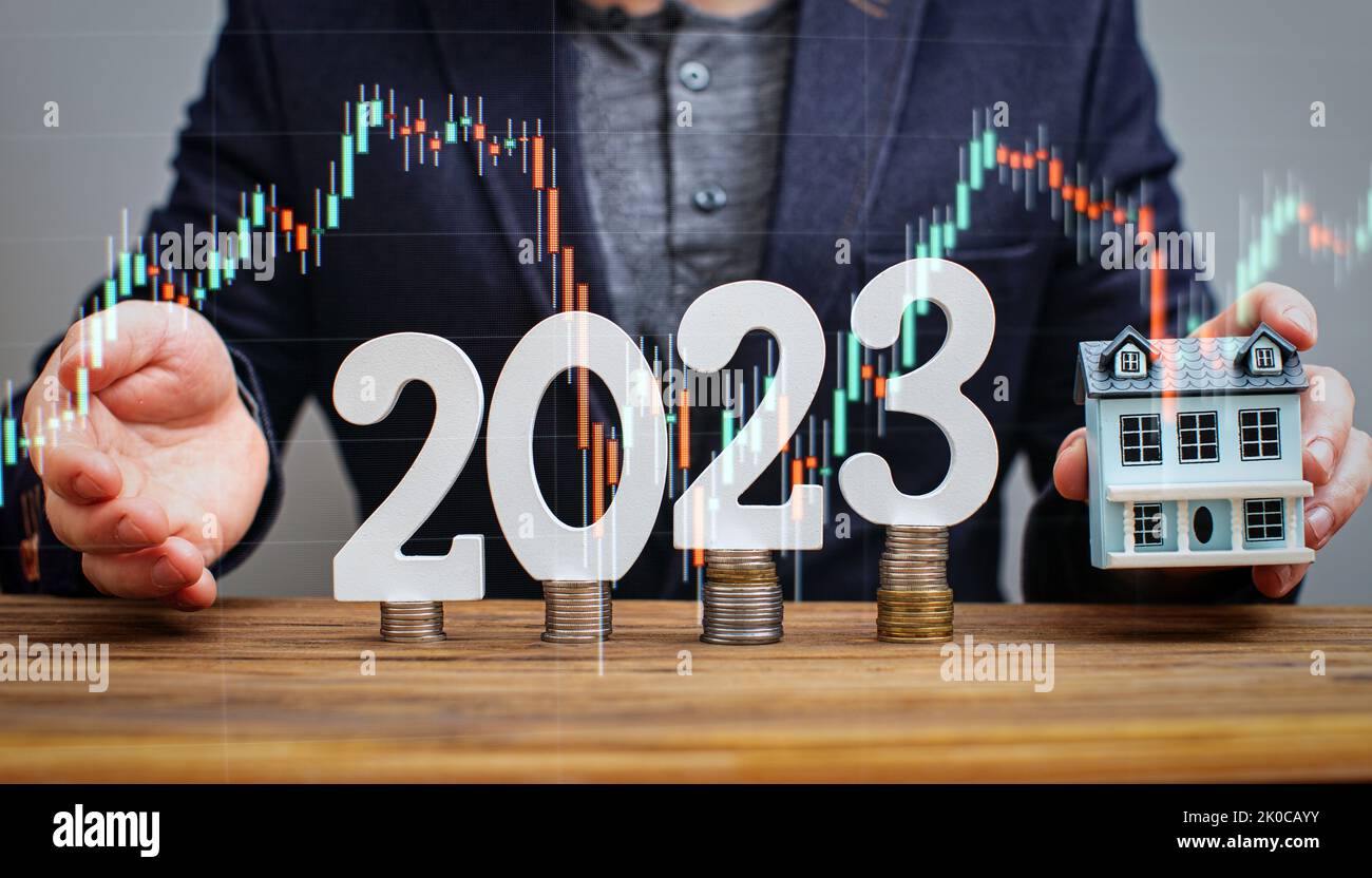analizza la redditività immobiliare con grafica digitale con realtà aumentata, performance positiva nel 2023, businessman calcola i dati finanziari per lo Foto Stock