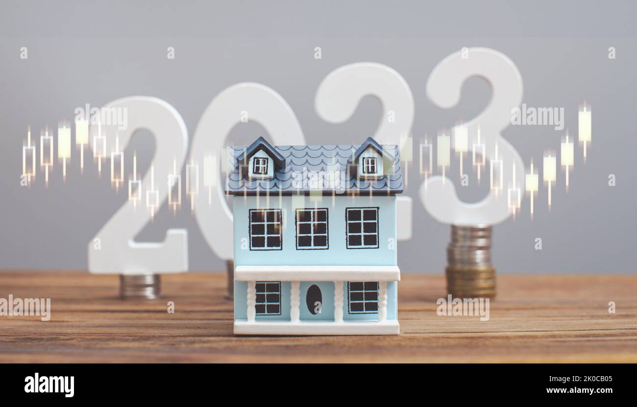 analizza la redditività immobiliare con grafica digitale con realtà aumentata, performance positiva nel 2023, businessman calcola i dati finanziari per lo Foto Stock