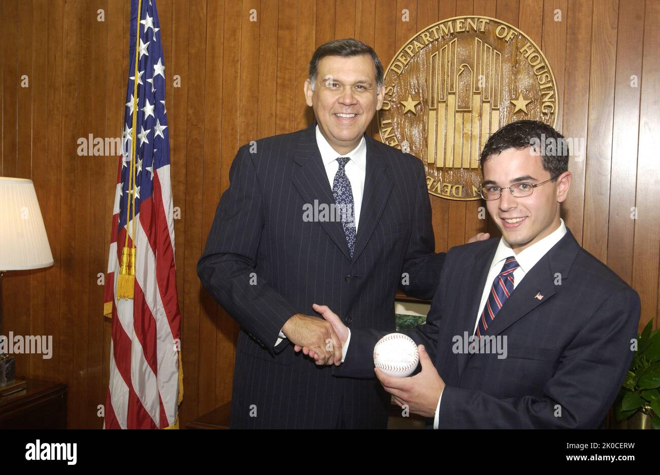 Il Segretario Mel Martinez con David Sherzer. Il Segretario Mel Martinez con David Sherzer Subject, il Segretario Mel Martinez con David Sherzer dell'Ufficio per le relazioni con la stampa dell'HUD, presso la sede centrale dell'HUD. Foto Stock