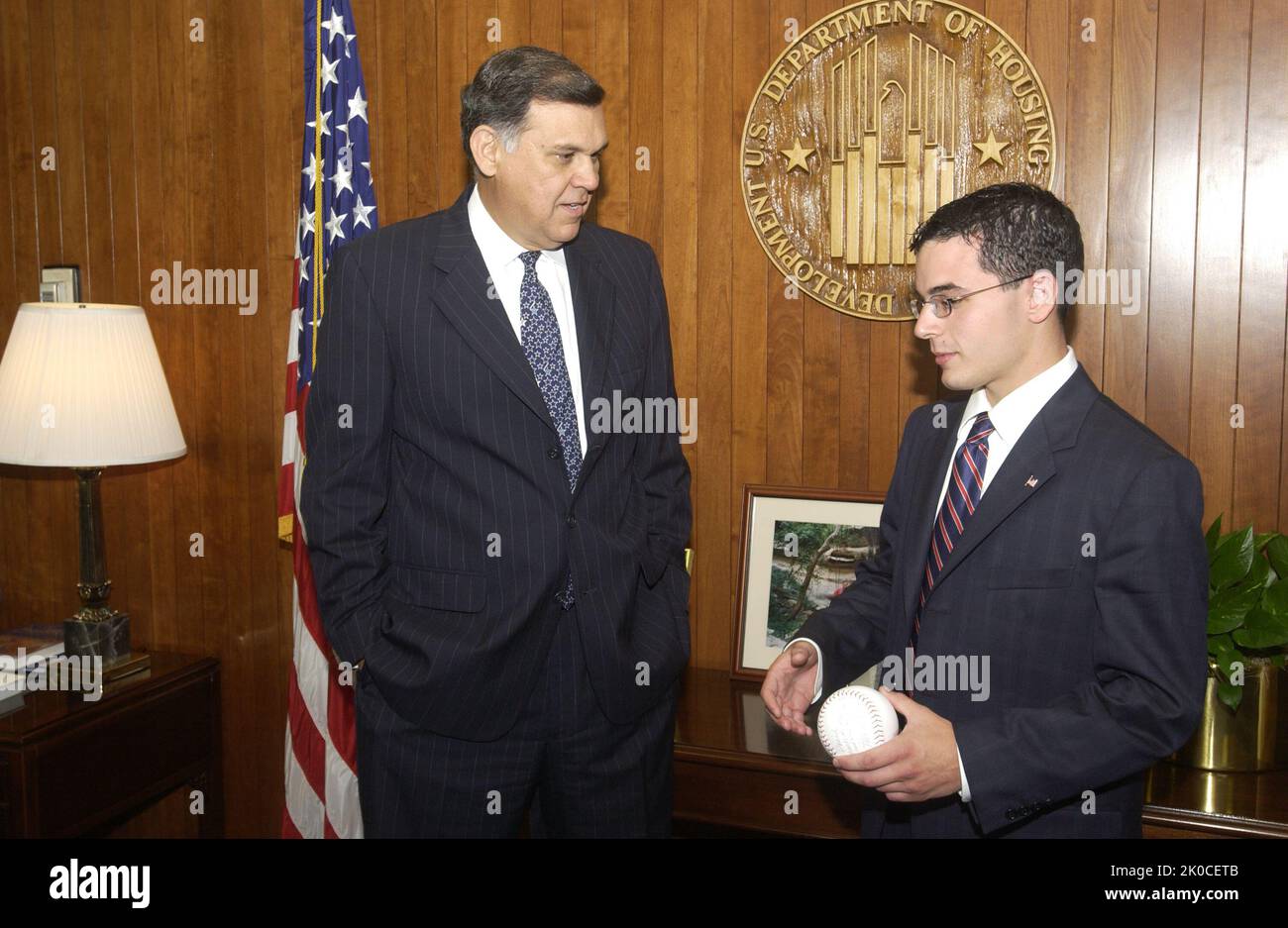 Il Segretario Mel Martinez con David Sherzer. Il Segretario Mel Martinez con David Sherzer Subject, il Segretario Mel Martinez con David Sherzer dell'Ufficio per le relazioni con la stampa dell'HUD, presso la sede centrale dell'HUD. Foto Stock
