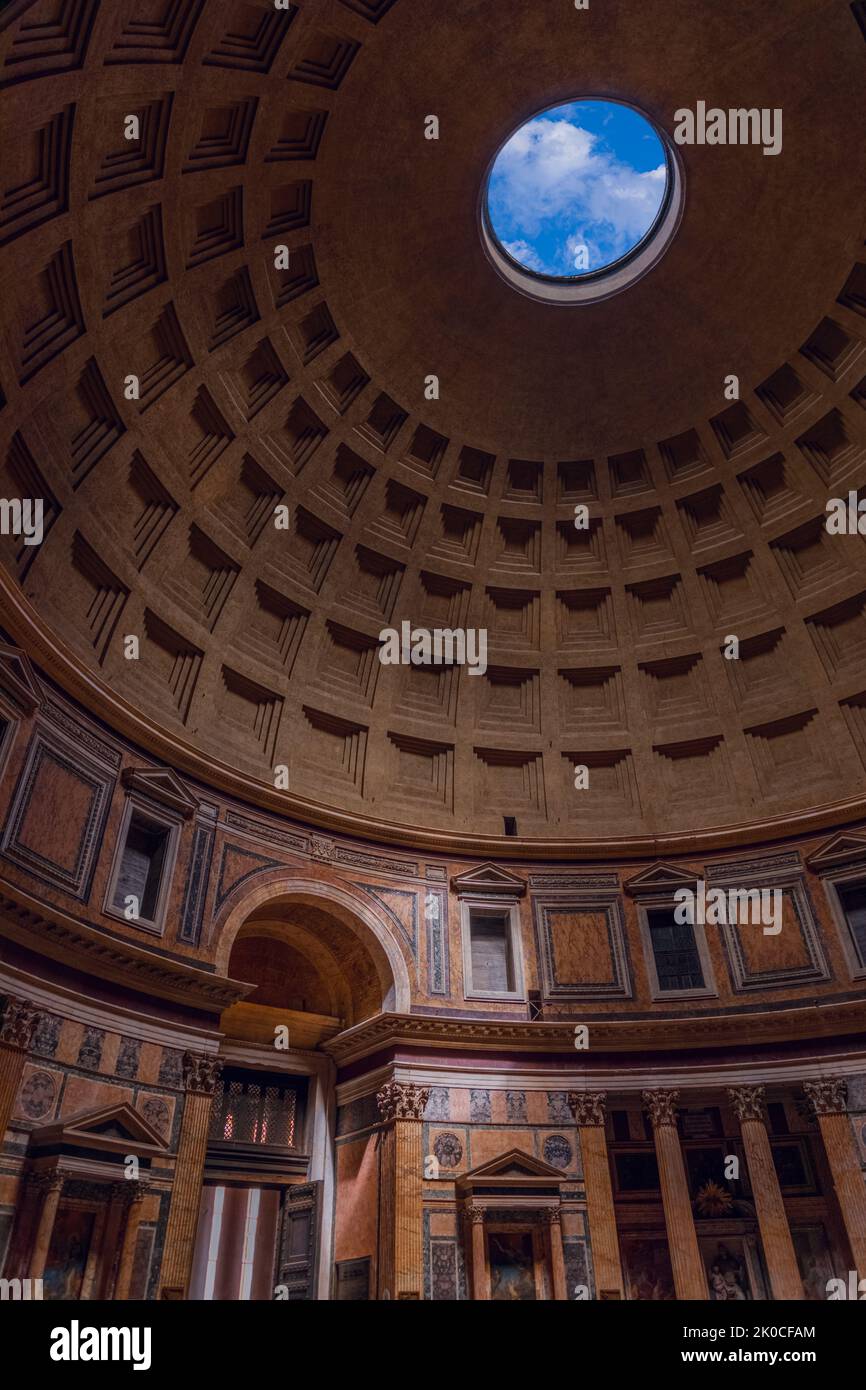 Il Pantheon a Roma: L'interno della cupola con il suo caratteristico foro centrale, l'oculo. Foto Stock