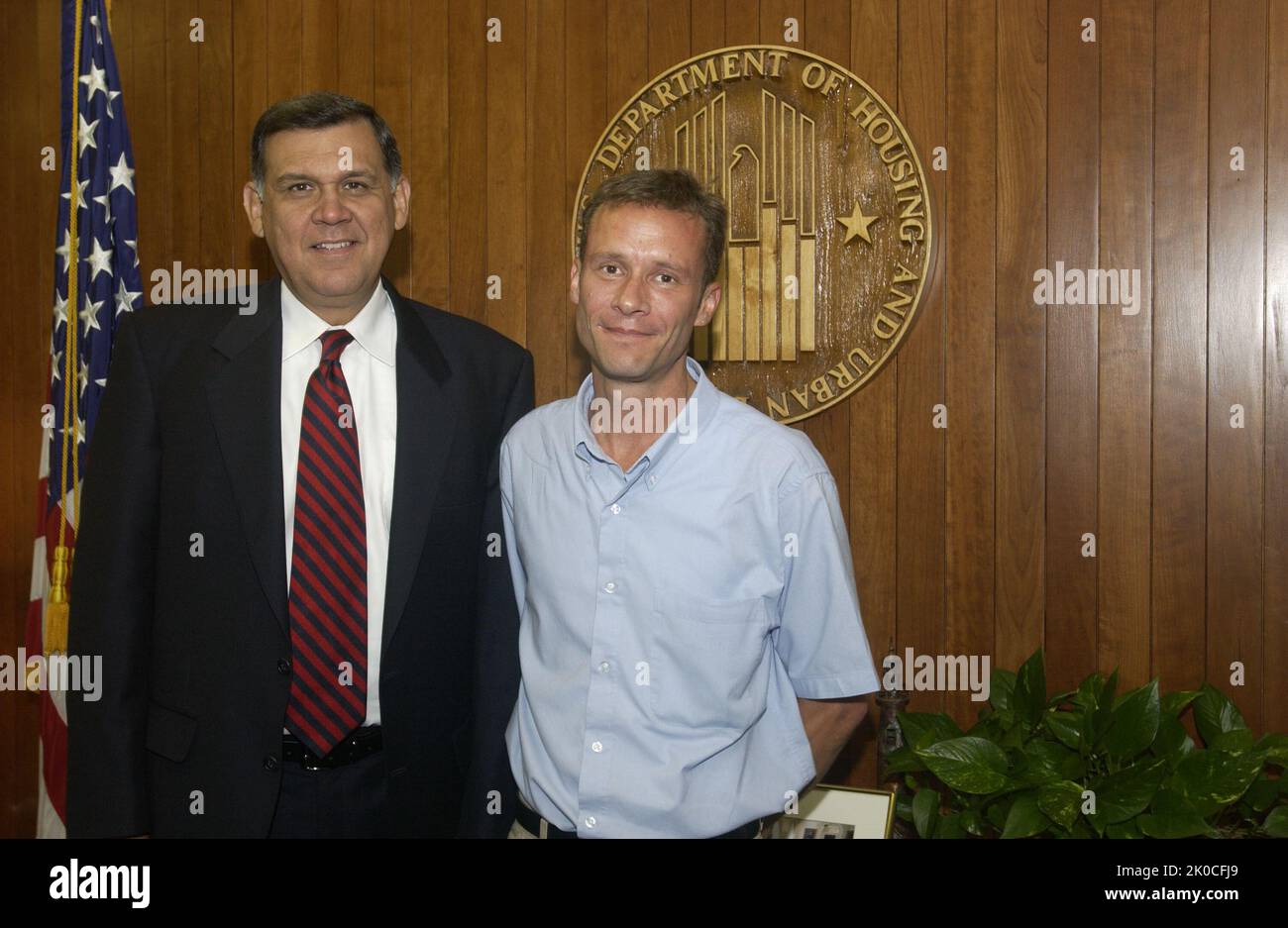 Segretario Mel Martinez con Lucian Williams. Il Segretario Mel Martinez con Lucian Williams Subject, il Segretario Mel Martinez presso la sede centrale dell'HUD con Lucian Williams dell'agente di acquisto viaggi dell'HUD, l'Ufficio traffico aereo programmato (SATO). Foto Stock