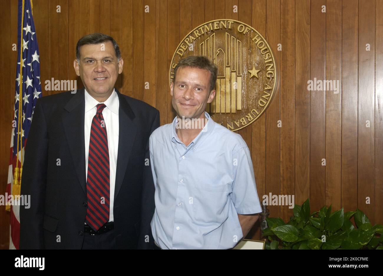 Segretario Mel Martinez con Lucian Williams. Il Segretario Mel Martinez con Lucian Williams Subject, il Segretario Mel Martinez presso la sede centrale dell'HUD con Lucian Williams dell'agente di acquisto viaggi dell'HUD, l'Ufficio traffico aereo programmato (SATO). Foto Stock