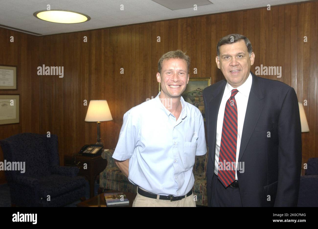 Segretario Mel Martinez con Lucian Williams. Il Segretario Mel Martinez con Lucian Williams Subject, il Segretario Mel Martinez presso la sede centrale dell'HUD con Lucian Williams dell'agente di acquisto viaggi dell'HUD, l'Ufficio traffico aereo programmato (SATO). Foto Stock