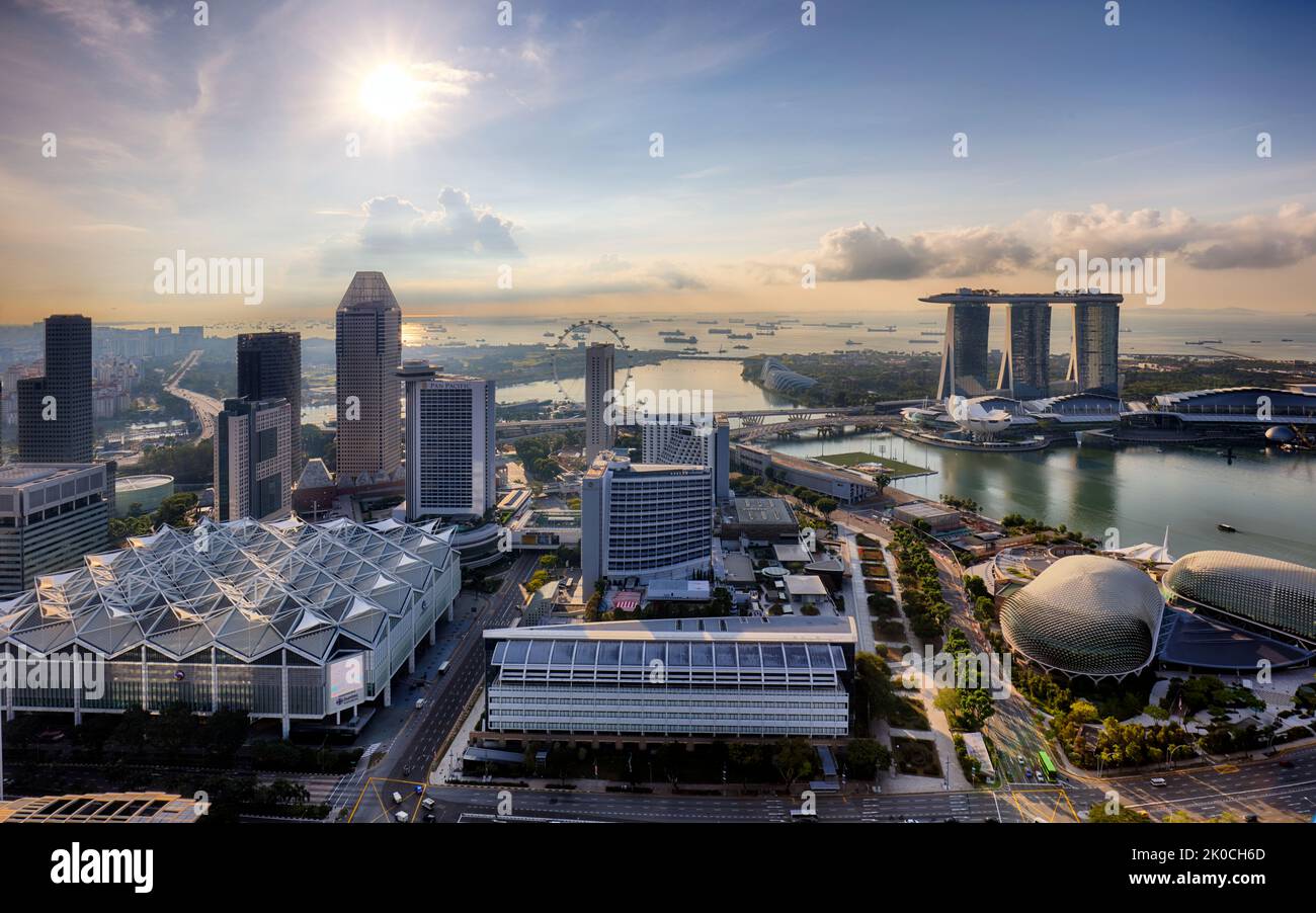 Singapore all'alba, skyline panoramico con Marina Bay Foto Stock