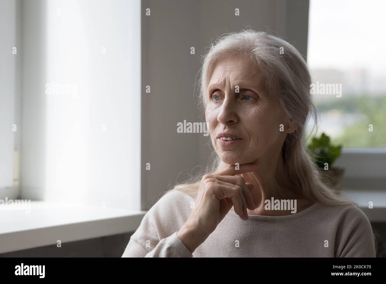 Ansioso frustrato solitario anziano 70s donna preoccupata di cattive notizie Foto Stock
