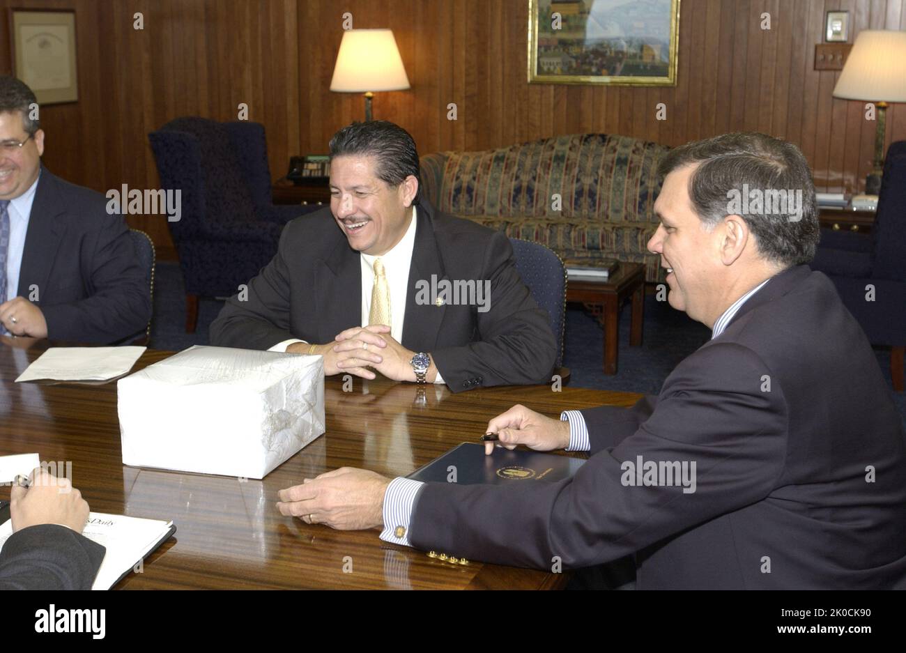 Il Segretario Mel Martinez con Jose Diaz. Il Segretario Mel Martinez con Jose Diaz Subject, il Segretario Mel Martinez riceve una visita presso la sede centrale dell'HUD da Jose 'Pepe' Diaz, Miami-Dade County, Commissario della Florida. Foto Stock