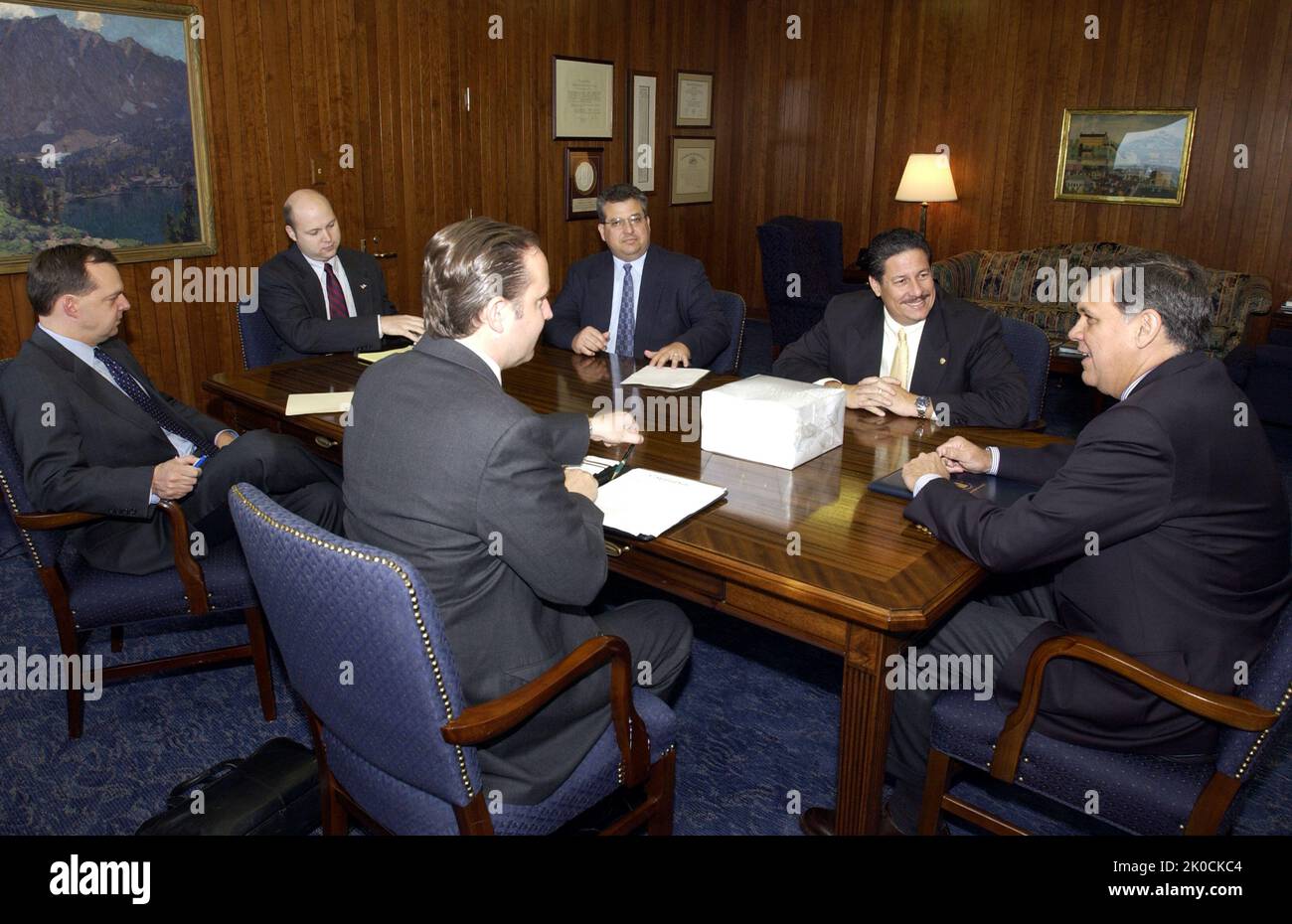 Il Segretario Mel Martinez con Jose Diaz. Il Segretario Mel Martinez con Jose Diaz Subject, il Segretario Mel Martinez riceve una visita presso la sede centrale dell'HUD da Jose 'Pepe' Diaz, Miami-Dade County, Commissario della Florida. Foto Stock