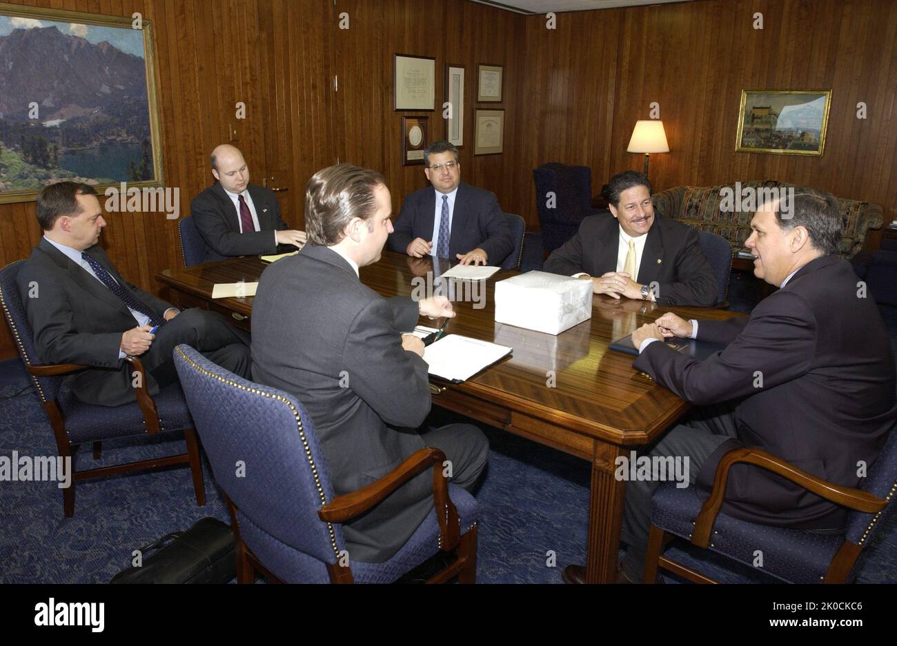 Il Segretario Mel Martinez con Jose Diaz. Il Segretario Mel Martinez con Jose Diaz Subject, il Segretario Mel Martinez riceve una visita presso la sede centrale dell'HUD da Jose 'Pepe' Diaz, Miami-Dade County, Commissario della Florida. Foto Stock