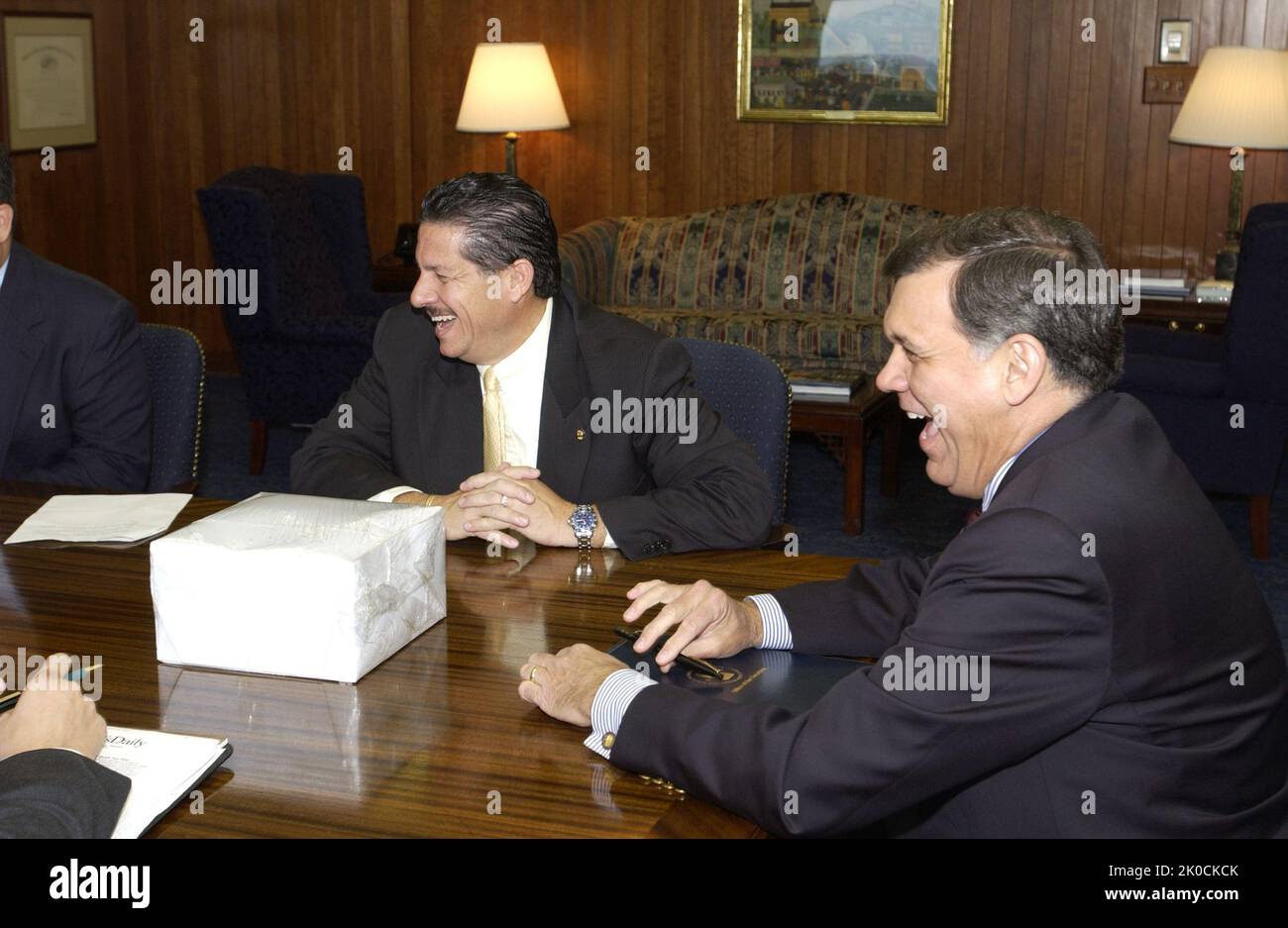 Il Segretario Mel Martinez con Jose Diaz. Il Segretario Mel Martinez con Jose Diaz Subject, il Segretario Mel Martinez riceve una visita presso la sede centrale dell'HUD da Jose 'Pepe' Diaz, Miami-Dade County, Commissario della Florida. Foto Stock