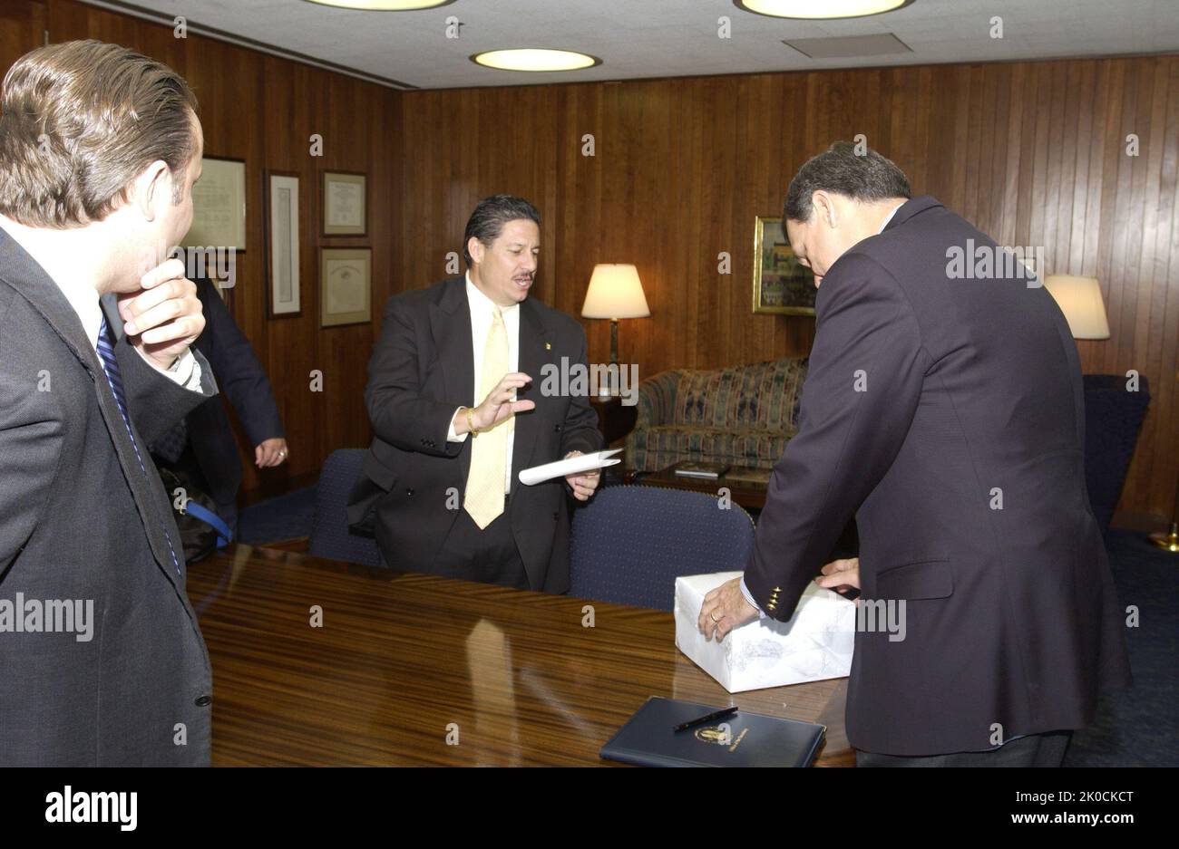 Il Segretario Mel Martinez con Jose Diaz. Il Segretario Mel Martinez con Jose Diaz Subject, il Segretario Mel Martinez riceve una visita presso la sede centrale dell'HUD da Jose 'Pepe' Diaz, Miami-Dade County, Commissario della Florida. Foto Stock