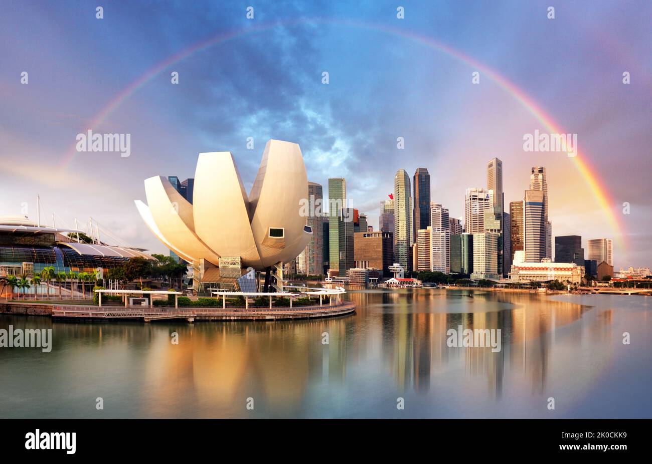 Città di Singapore con arcobaleno a Marina durante il suggestivo tramonto Foto Stock