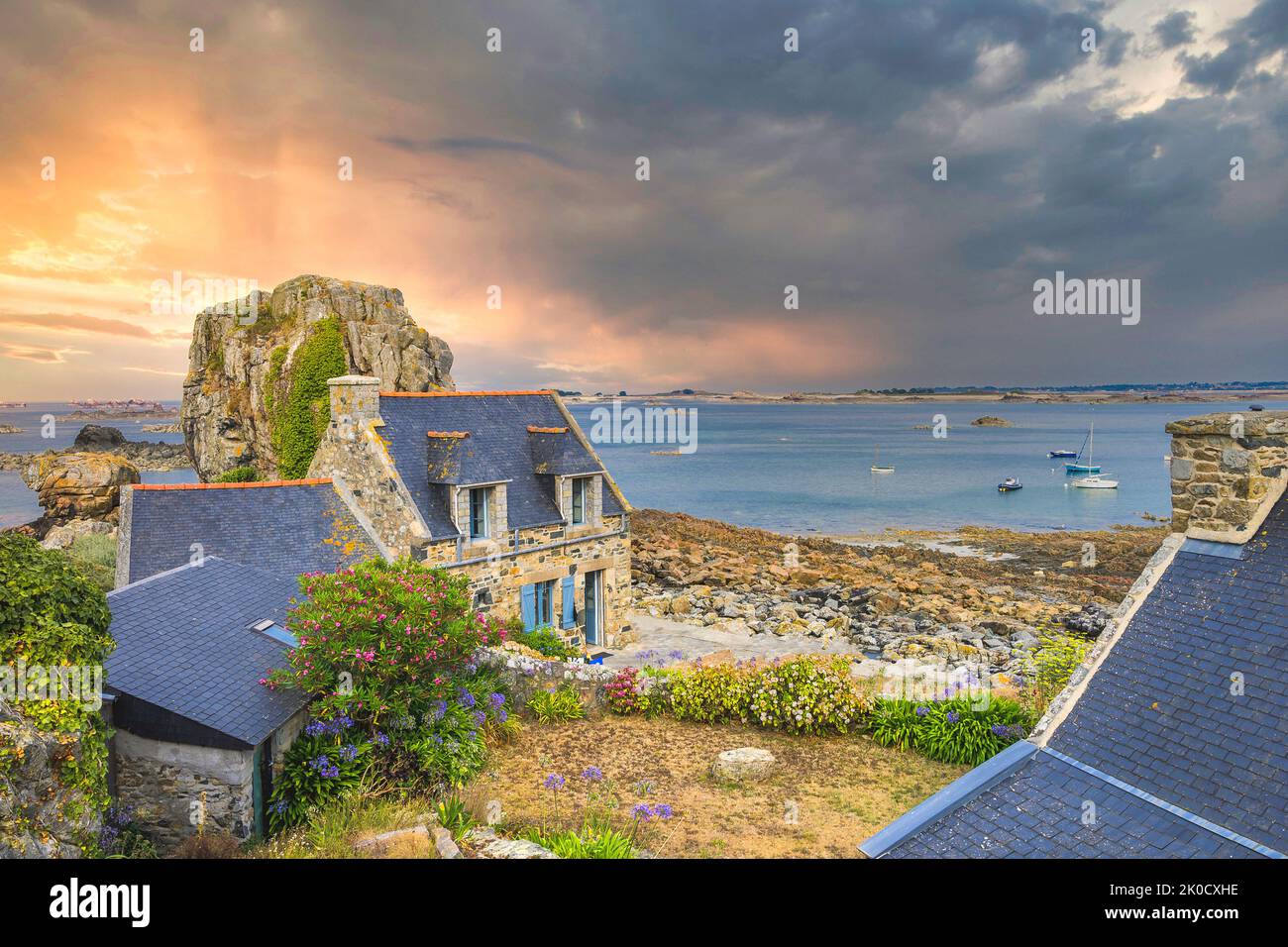 Bella casa in bretagna francese tipico. Foto Stock