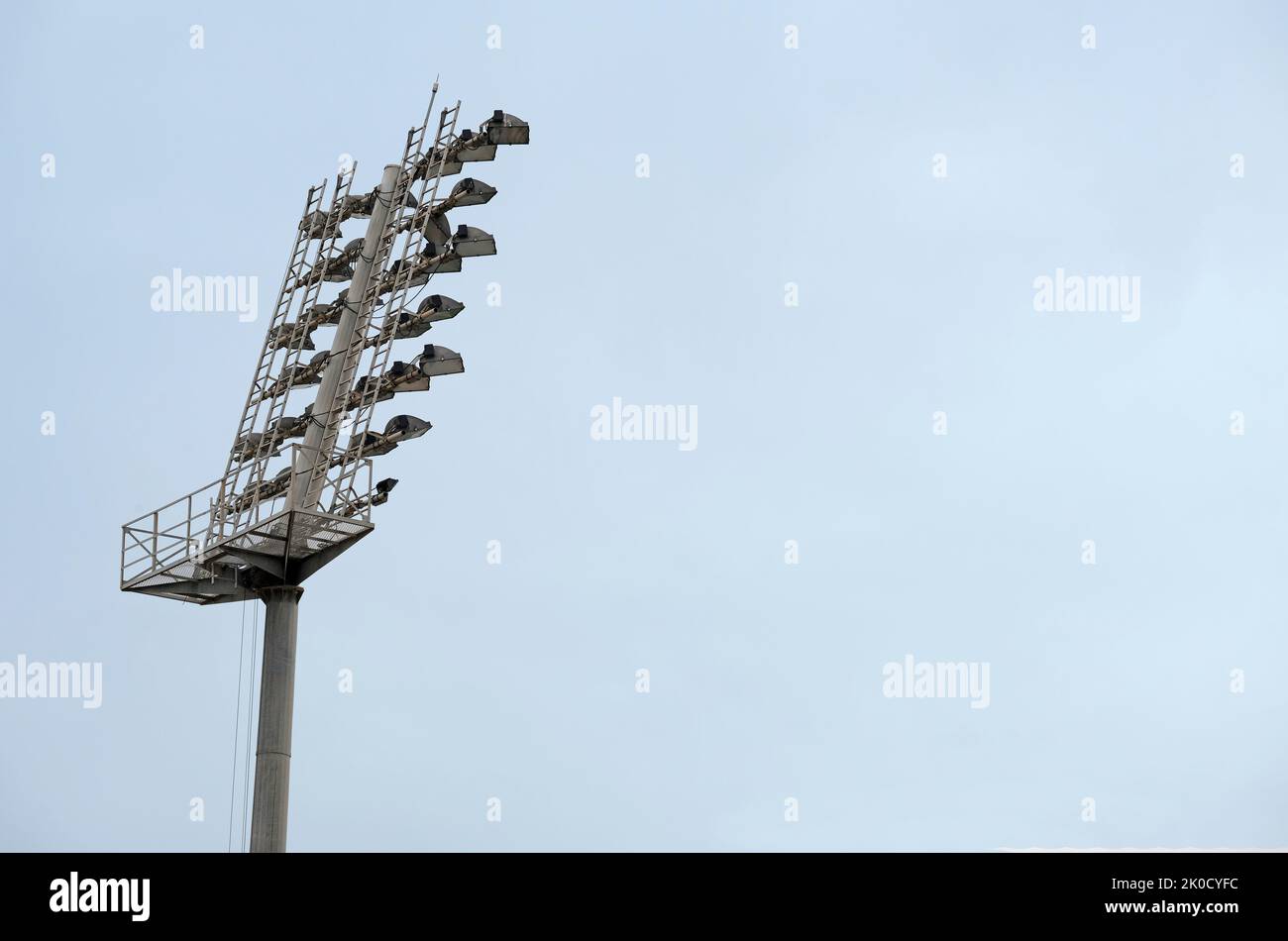 Lo stadio si illumina contro il cielo Foto Stock