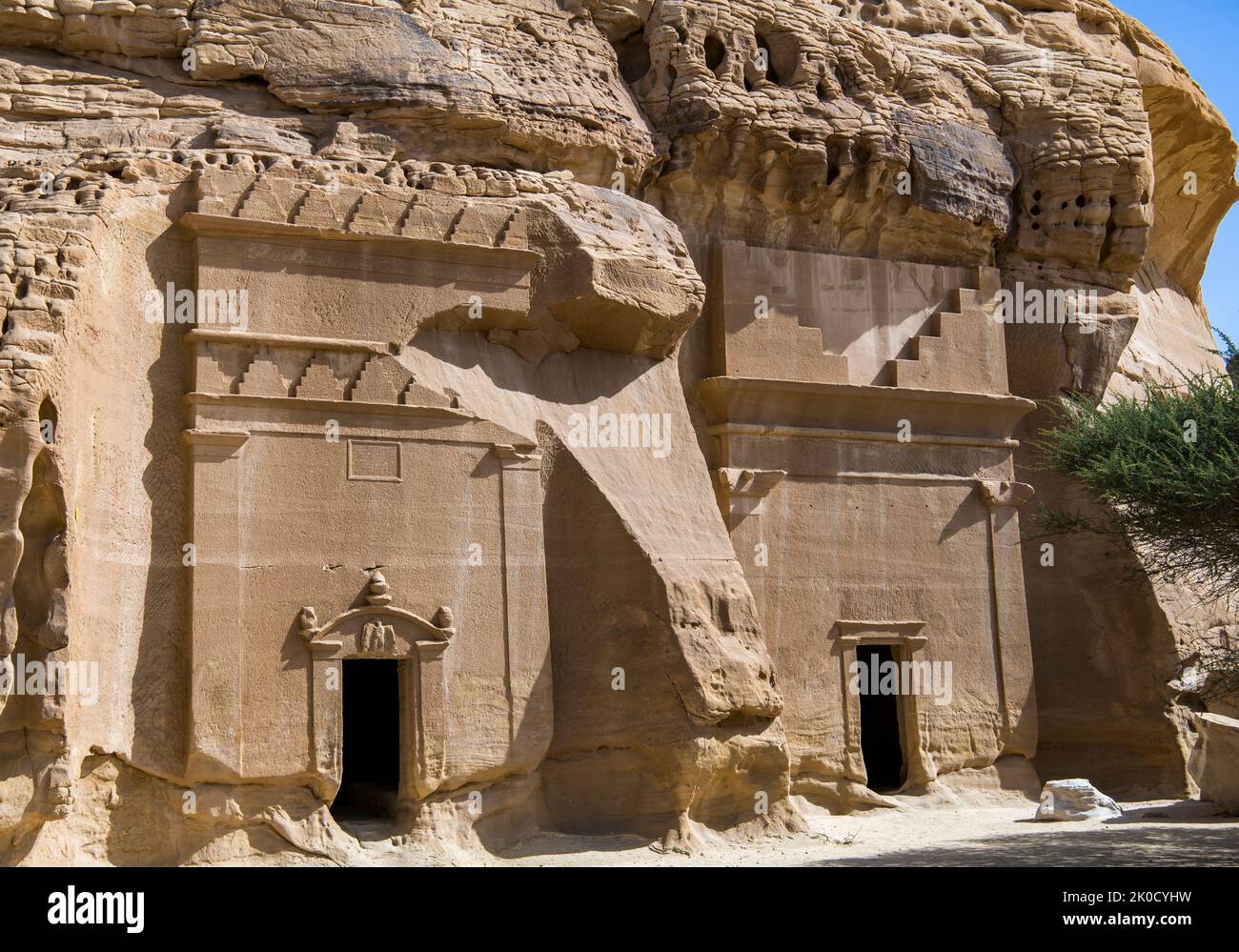 Due a fianco abilmente scolpite tombe Jabal al Banat Hegra Arabia Saudita Foto Stock