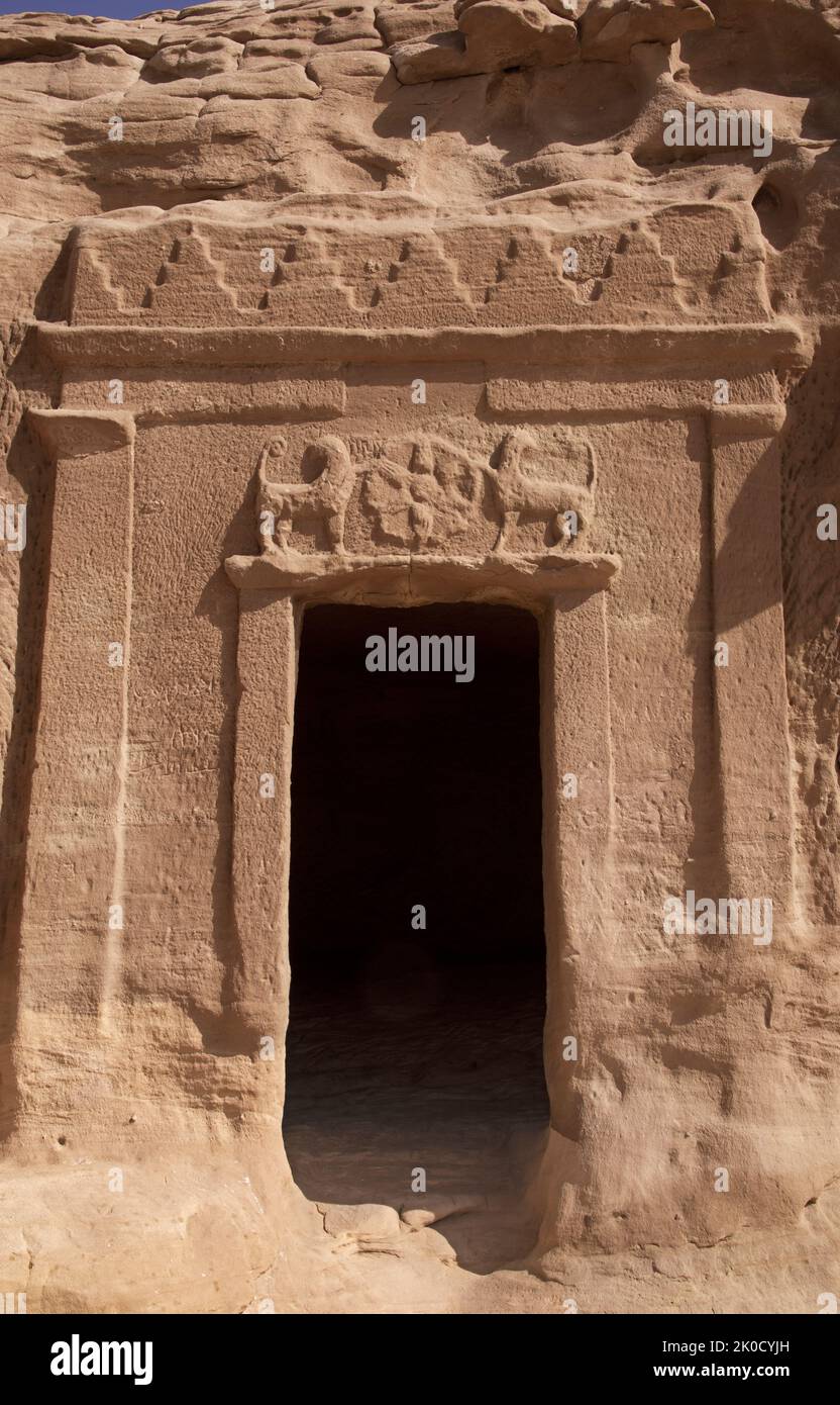 Entrata della tomba scolpita in modo snello con due figure leoniJabal a Banat Hegra Arabia Saudita Foto Stock