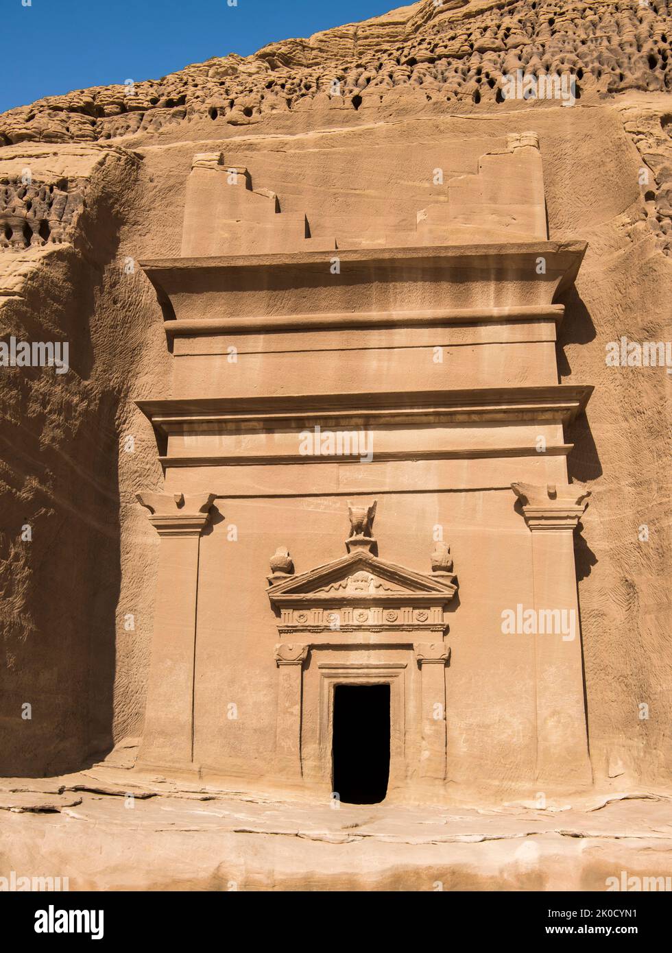 Facciata abilmente scolpito tomba Jabal a Banat Hegra Arabia Saudita Foto Stock