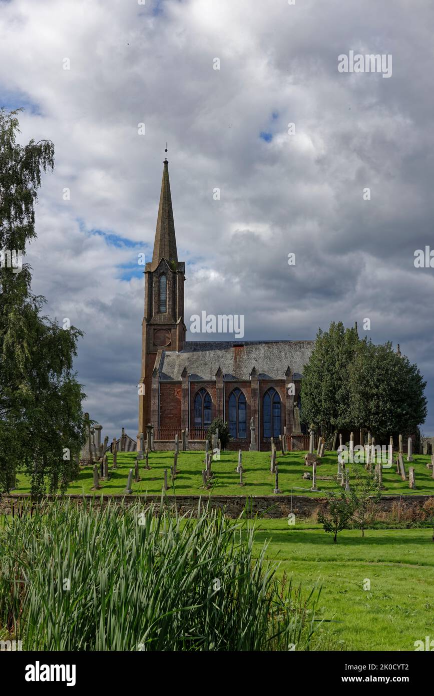 Fettercairn Chiesa Parrocchiale di San Marco Evangelista, adagiata tra il suo cimitero ovale nel centro del piccolo Villaggio. Foto Stock