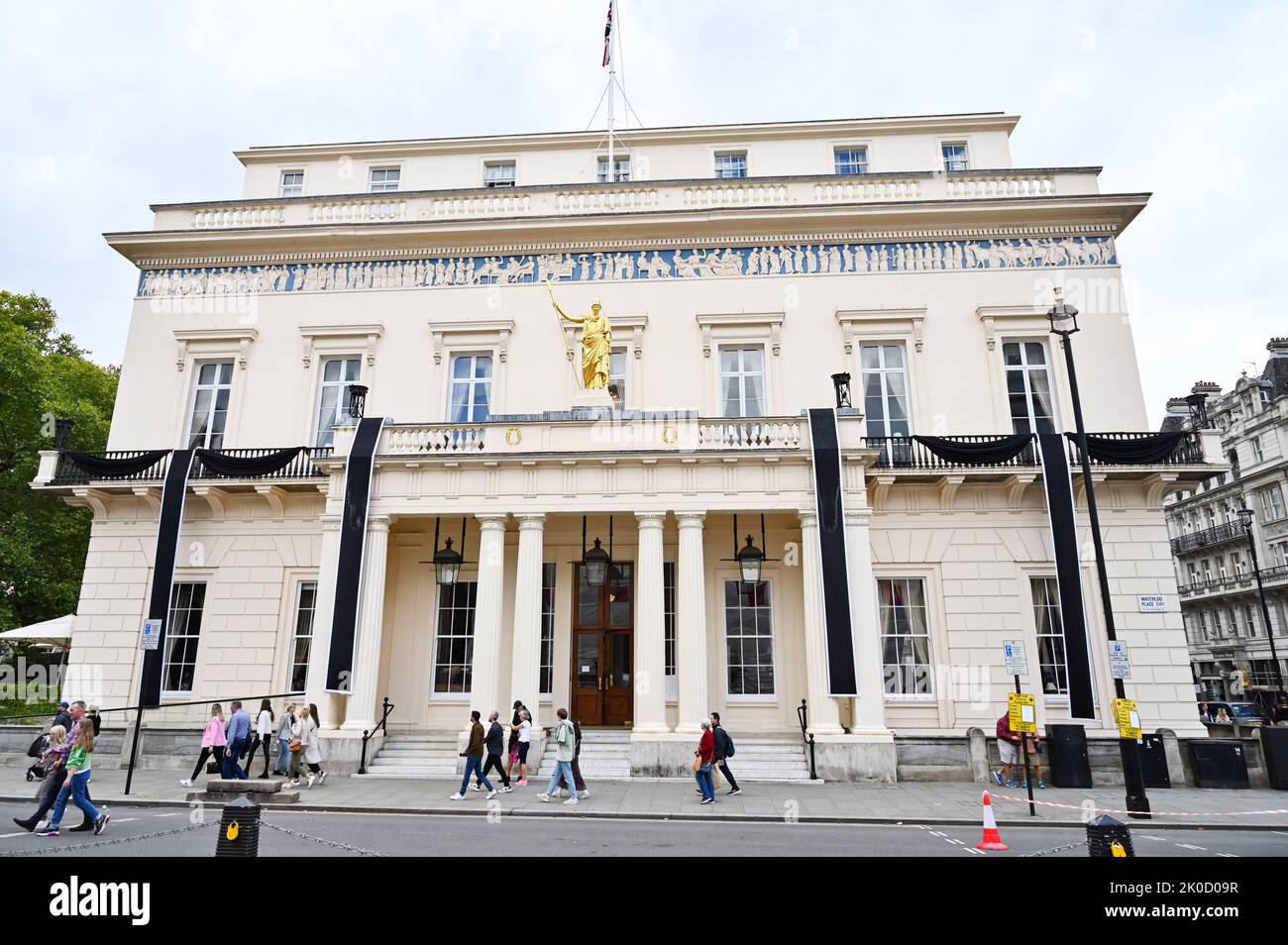 Londra UK 10th settembre 2022 - l'Athenaeum Club a Waterloo Place , Londra è adornato con nastri neri dopo che la regina Elisabetta II morì all'età di 96 anni giovedì 8th settembre fotografia scattata da Simon Dack Foto Stock