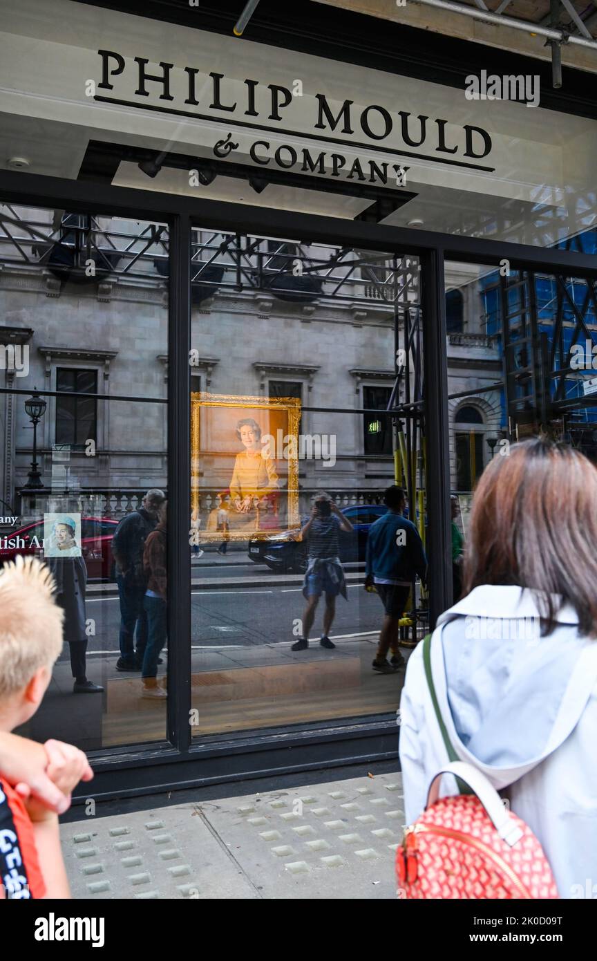 Londra UK 10th settembre 2022 - il Philip Mould & Company specialista dei rivenditori d'arte in Pall Mall con un ritratto della Regina nella finestra dopo la morte della Regina Elisabetta II all'età di 96 anni Giovedi 8th settembre 2022 fotografia scattata da Simon Dack Foto Stock