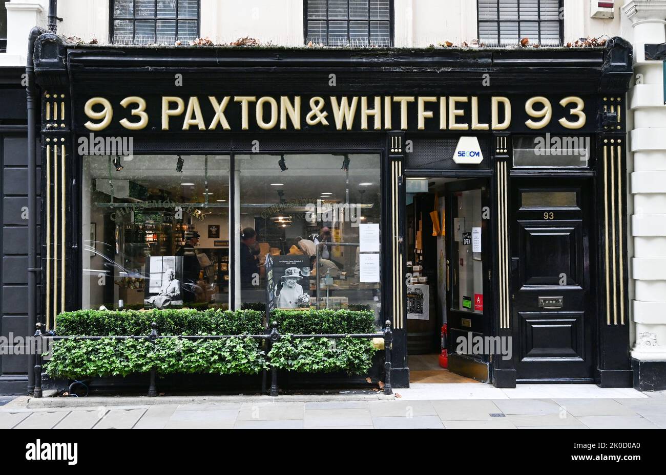 Londra UK 10th settembre 2022 - Paxton & Whitfield nel negozio di formaggi a Jermyn Street con tributi nella finestra dopo che la regina Elisabetta II morì all'età di 96 anni giovedì 8th settembre 2022 fotografia scattata da Simon Dack Foto Stock