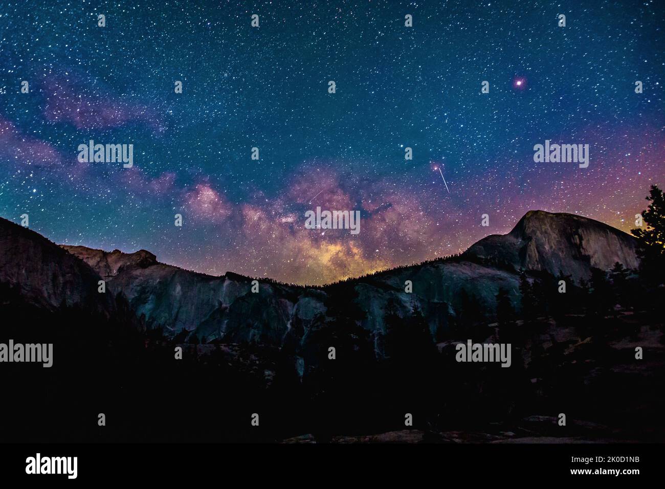 Montagne con cielo stellato Foto Stock