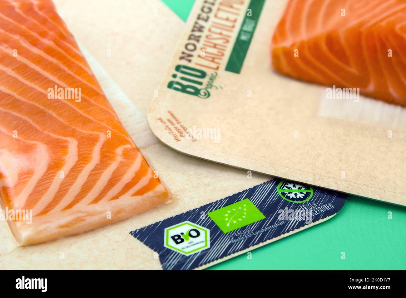 2 Portionen Norwegischer Bio Lachs Lachsfiletpartion mit Bio-Siegel von Fischerstolz Foto Stock