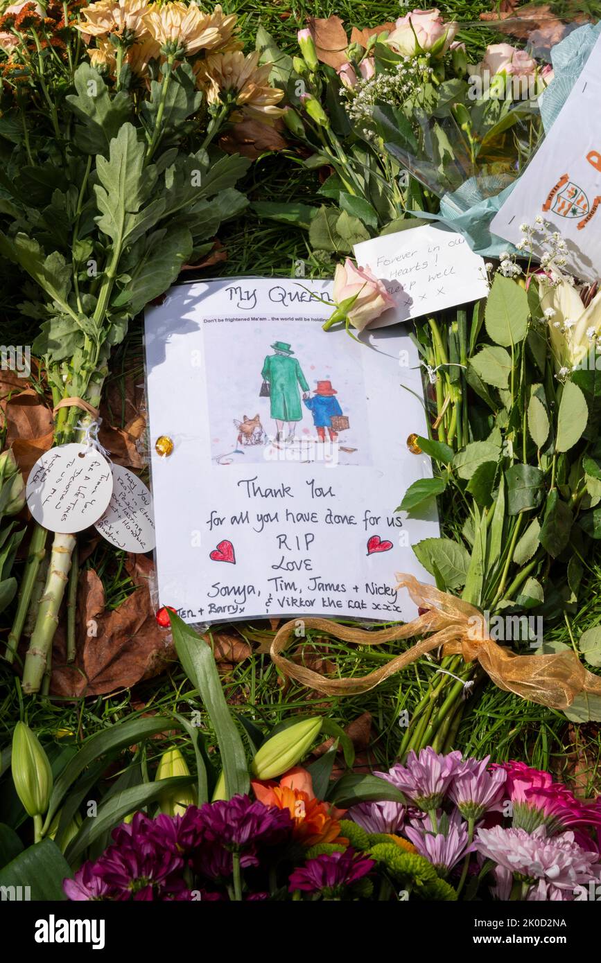Regina con Paddington Bear abbozzare il messaggio con i fiori dopo la morte della Regina Elisabetta II Messaggio personale di una famiglia Foto Stock