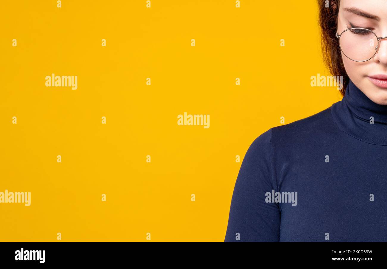 donna intelligente sfondo commerciale ritratto giallo Foto Stock