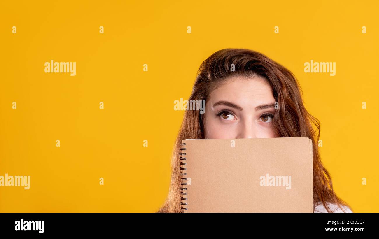 curiosa donna ritratto sfondo pubblicità Foto Stock