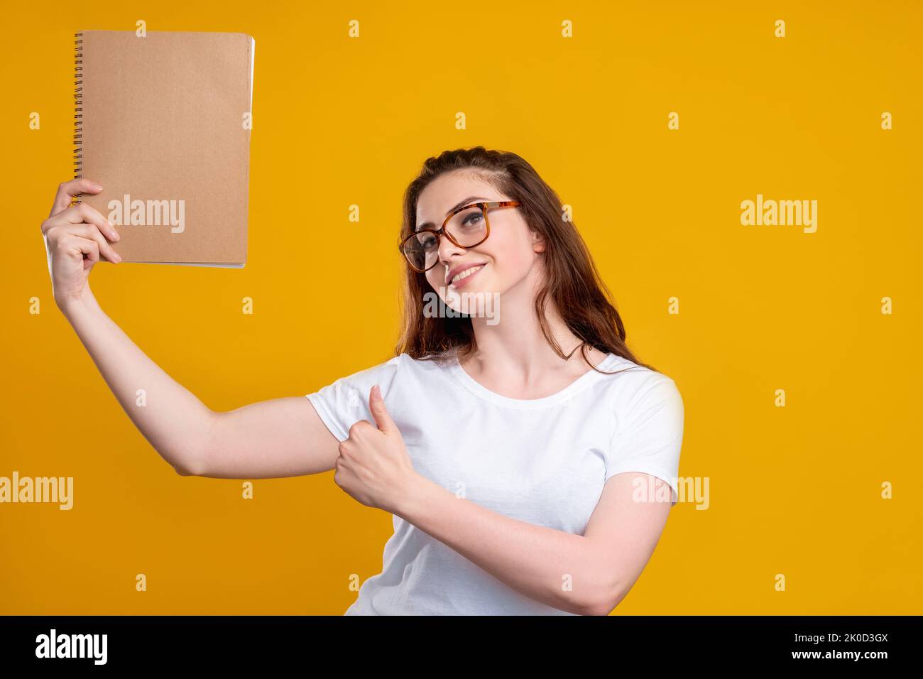 donna d'affari soddisfatto progetto di successo come Foto Stock