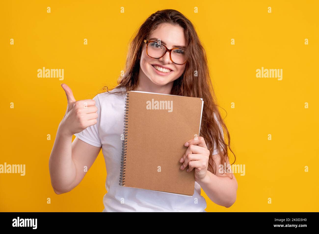 insegnante soddisfatto buon lavoro donna allegra pollice in su Foto Stock