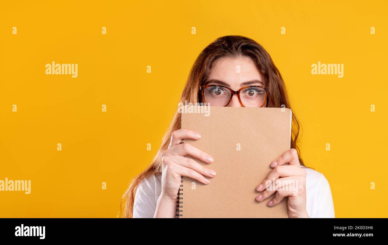 offerta speciale sfondo pubblicità scioccato donna Foto Stock