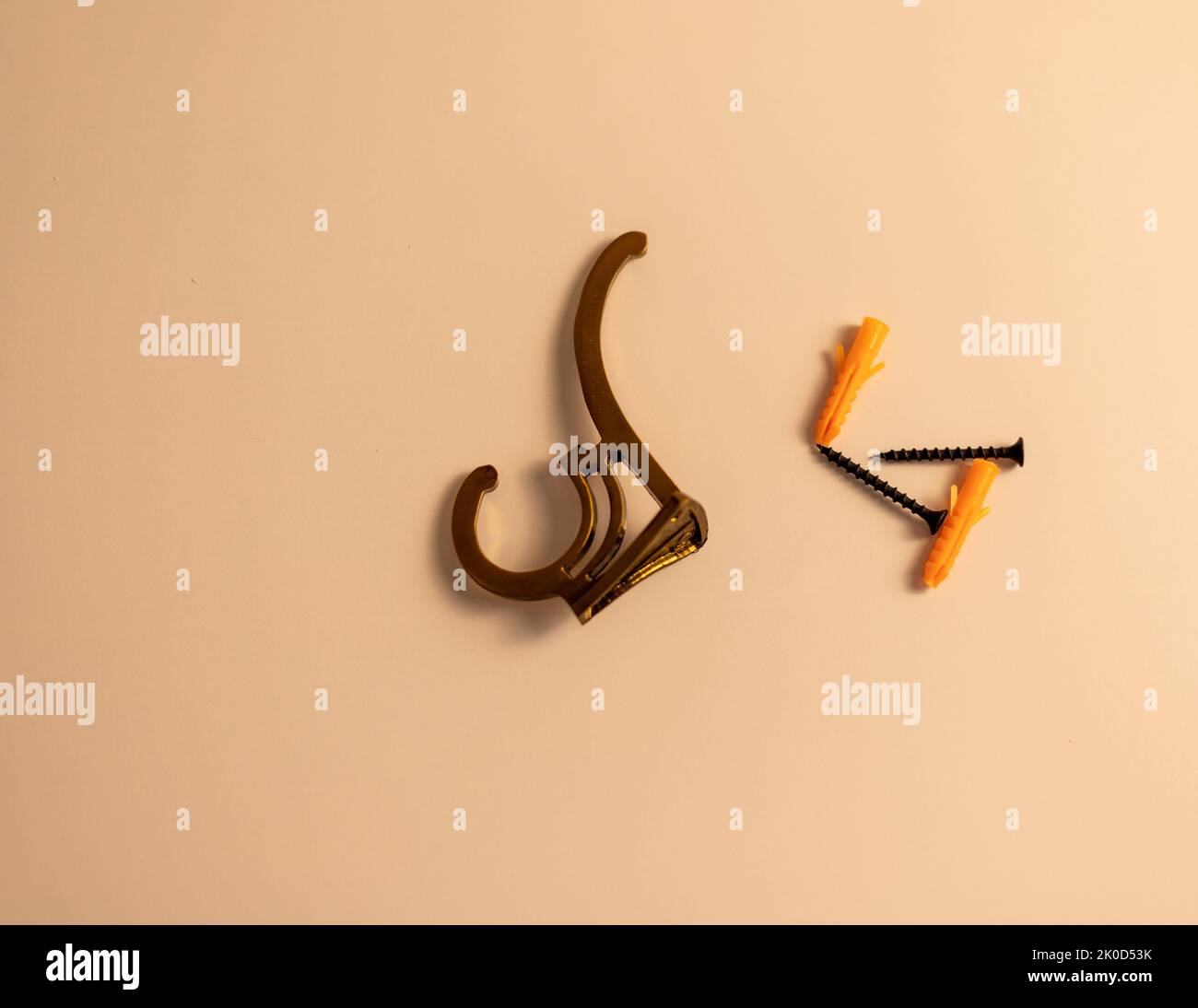 Gancio da parete dorato con vite e spine su sfondo bianco isolato Foto Stock