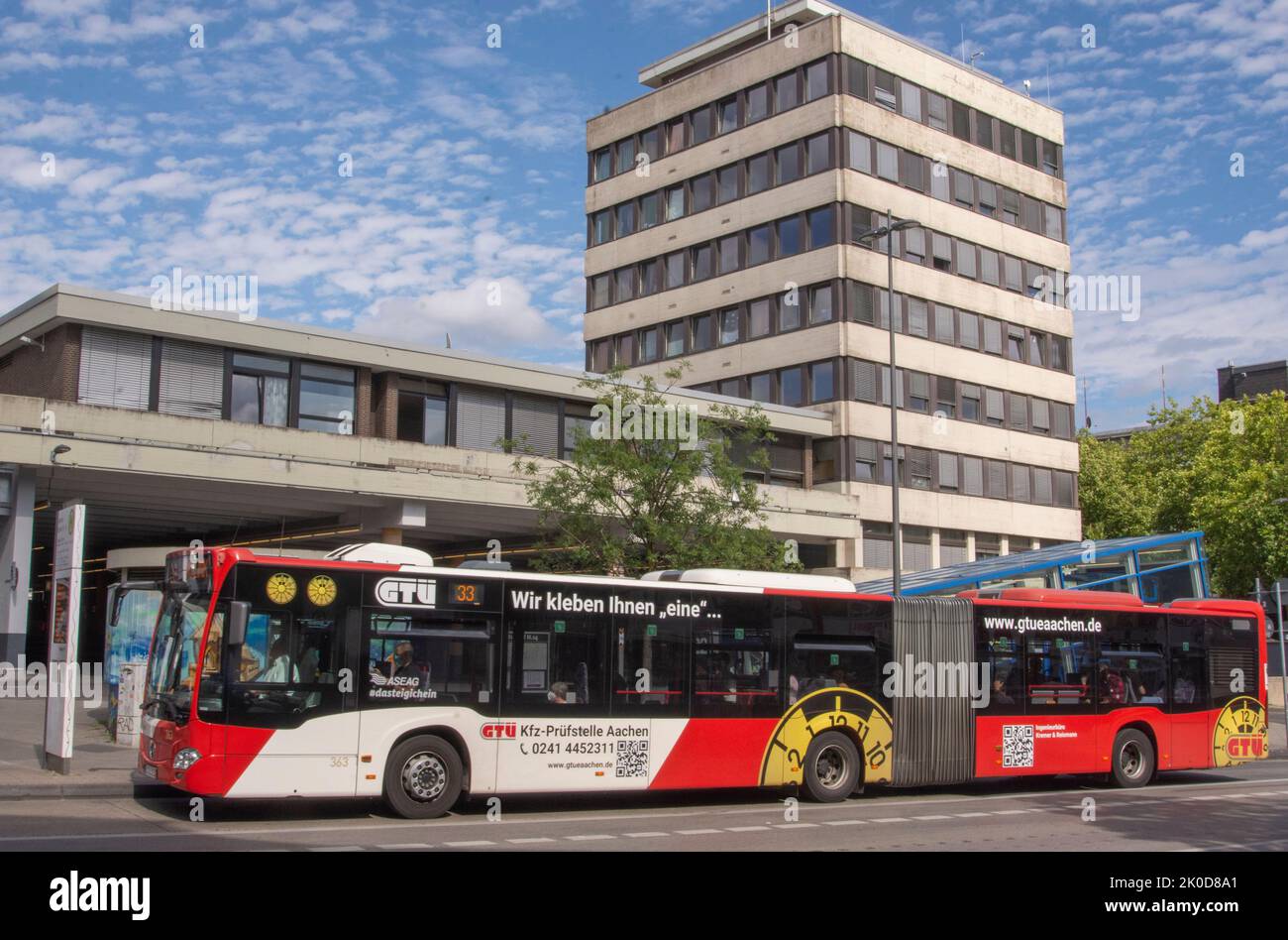 Aachen aprile 2022: La stazione degli autobus su Peterstrasse. Un autobus in primo piano Foto Stock