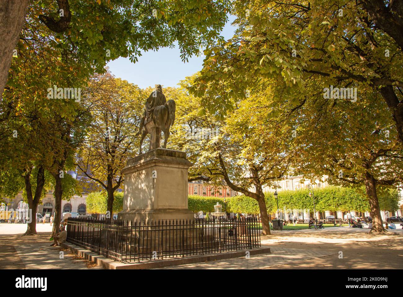 Parigi, Francia. Agosto 2022. Statua equestre di re Luigi XIII, Place des Vosges, Parigi, Francia. Foto di alta qualità Foto Stock