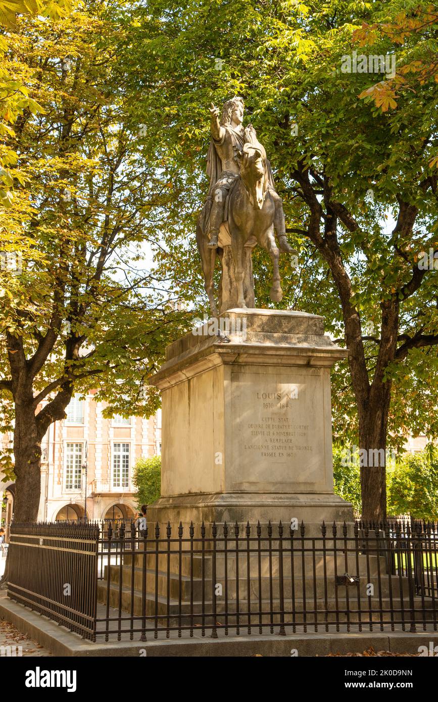 Parigi, Francia. Agosto 2022. Statua equestre di re Luigi XIII, Place des Vosges, Parigi, Francia. Foto di alta qualità Foto Stock