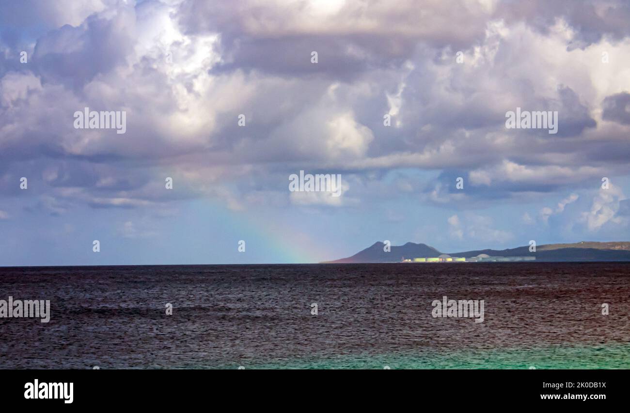 Prima mattina Bonaire con arcobaleno in vista distante Foto Stock