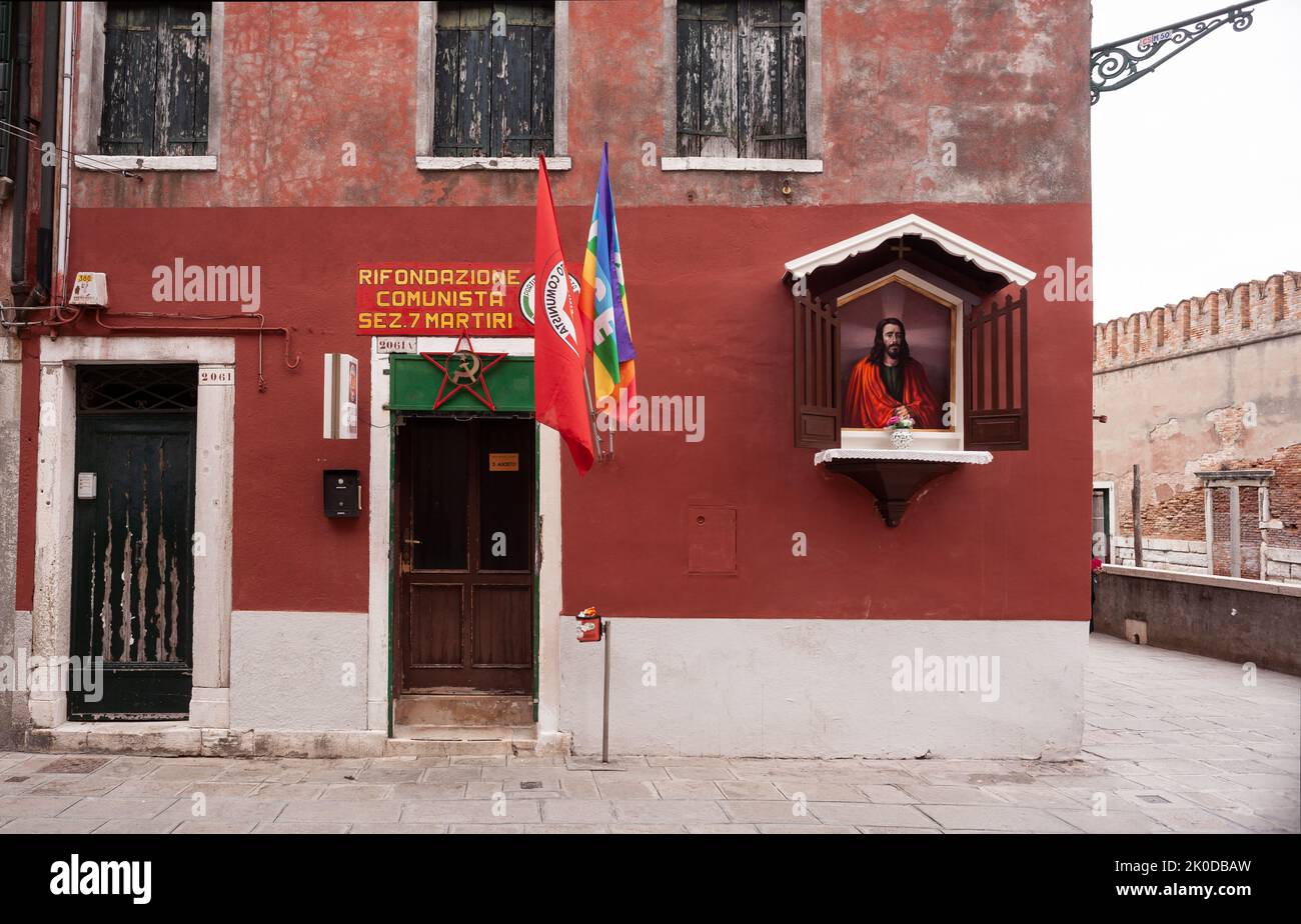 Venezia, Italia - Aprile, 21: La sede del Partito Comunista di Rifondazione si chiama sette Martiri, un famoso sito per la pittura di Gesù Cristo Foto Stock