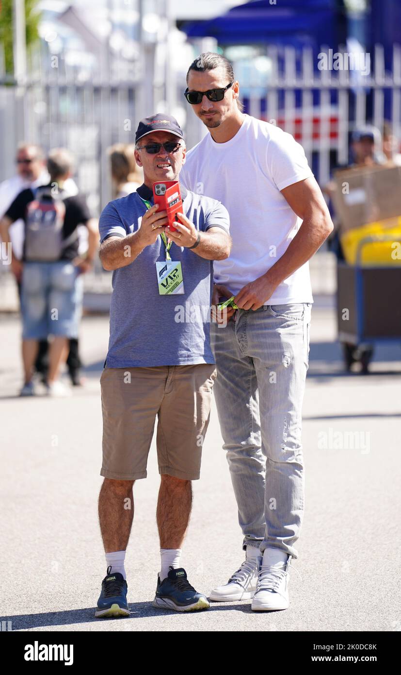 Il calciatore svedese Zlatan Ibrahimovic (a destra) si pone per una fotografia davanti al Gran Premio d'Italia sul circuito di Monza in Italia. Data immagine: Domenica 11 settembre 2022. Foto Stock