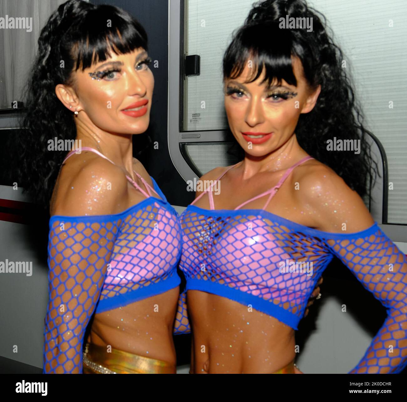 Penhallow, Cornwall, Regno Unito. 10th Set, 2022. Le ragazze cheeky a Little Orchard Festival Healys sidro fattoria Penhallow Cornwall. 10 settembre 22.. Gemelli Gabriela e Monica Irimia... hanno raggiunto 4 successi della top tens 2002 e 2004 nelle classifiche del Regno Unito. Credit: charlie bryan/Alamy Live News Foto Stock