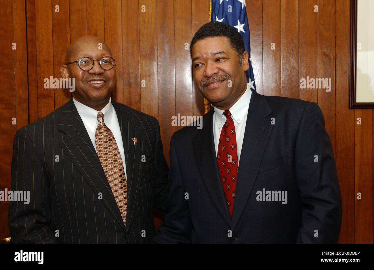 Vice Segretario Alphonso Jackson, rappresentanti delle autorità abitative del Texas. Segretario aggiunto Alphonso Jackson, Texas autorità abitative rappresentanti soggetto, Segretario aggiunto Alphonso Jackson con rappresentanti in visita delle autorità abitative del Texas. Foto Stock