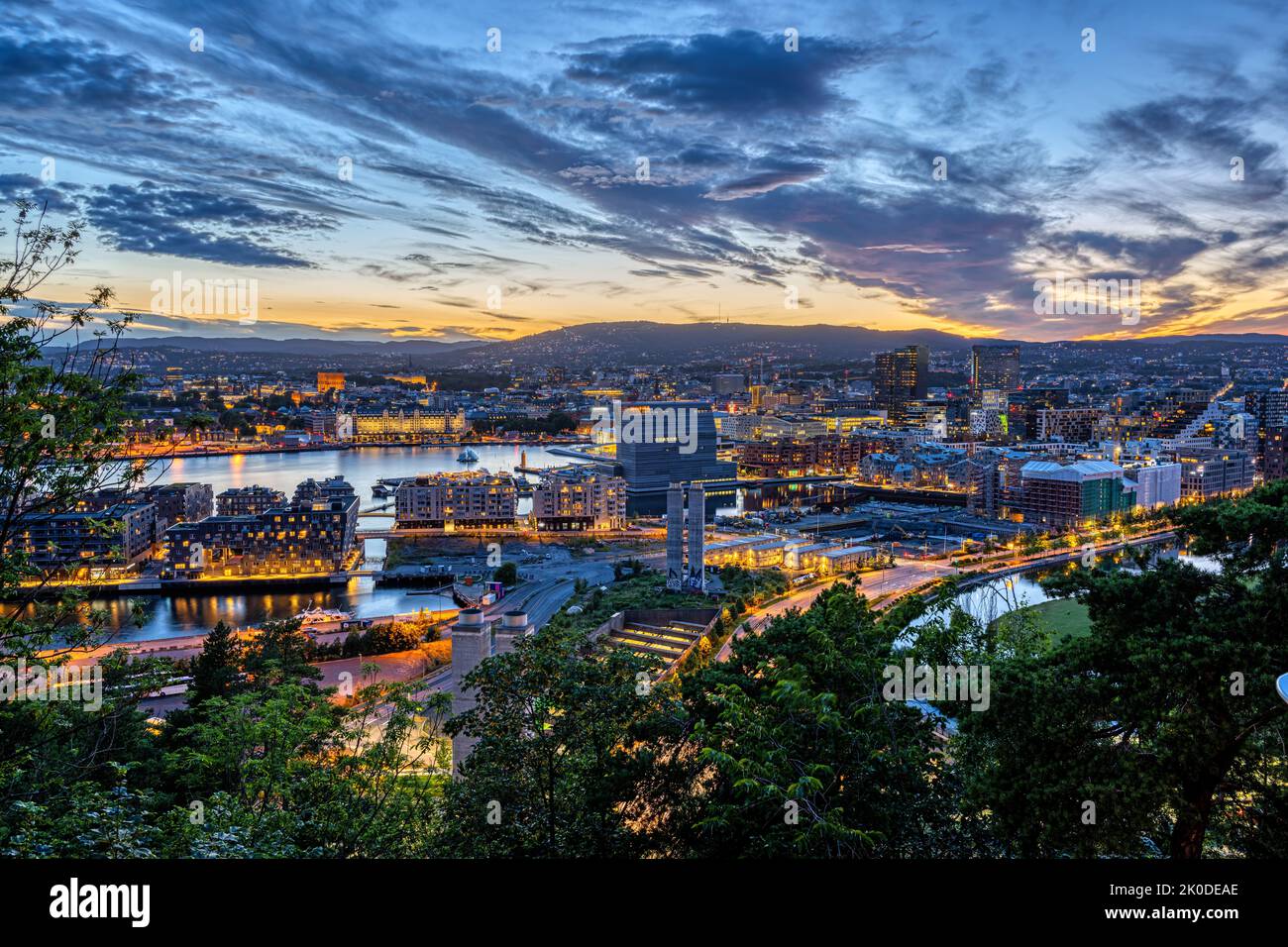 Lo skyline della capitale norvegese Oslo dopo uno splendido tramonto Foto Stock